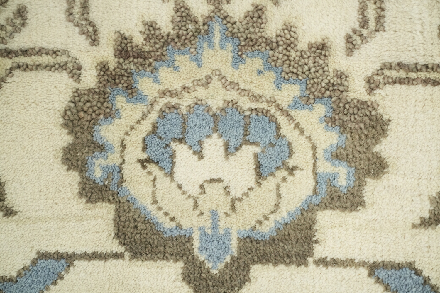 Sophisticated Traditional Rug in Cream and Blue for Elegant Spaces 8'x10'