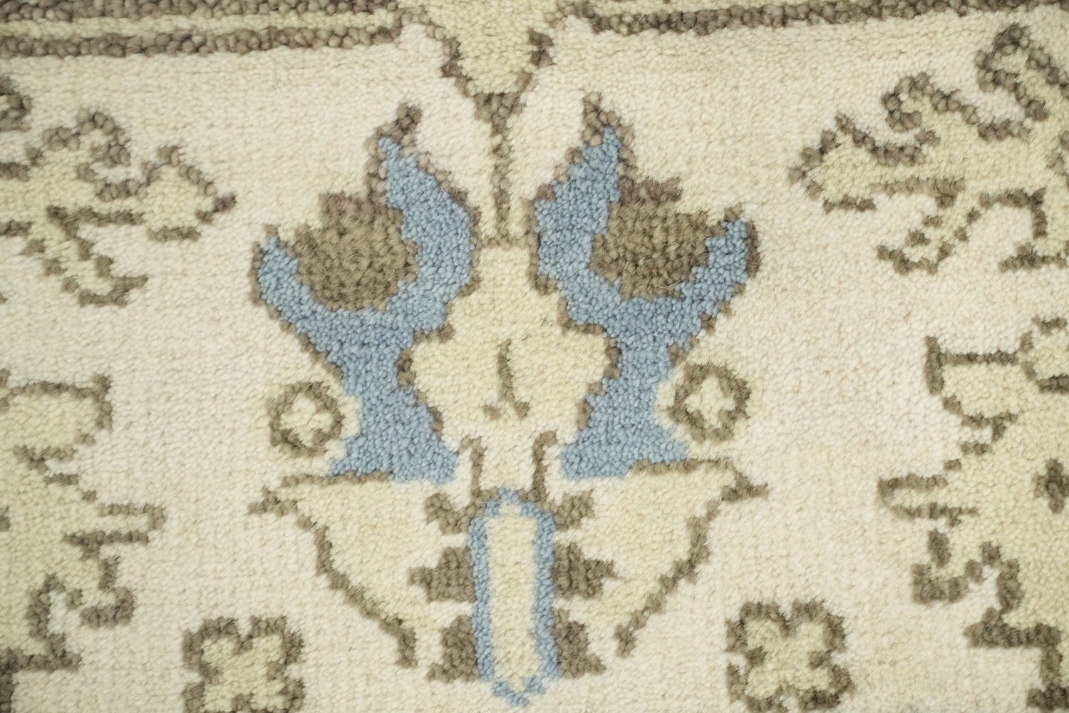 Sophisticated Traditional Rug in Cream and Blue for Elegant Spaces 8'x10'