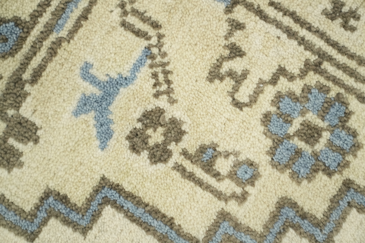 Sophisticated Traditional Rug in Cream and Blue for Elegant Spaces 8'x10'
