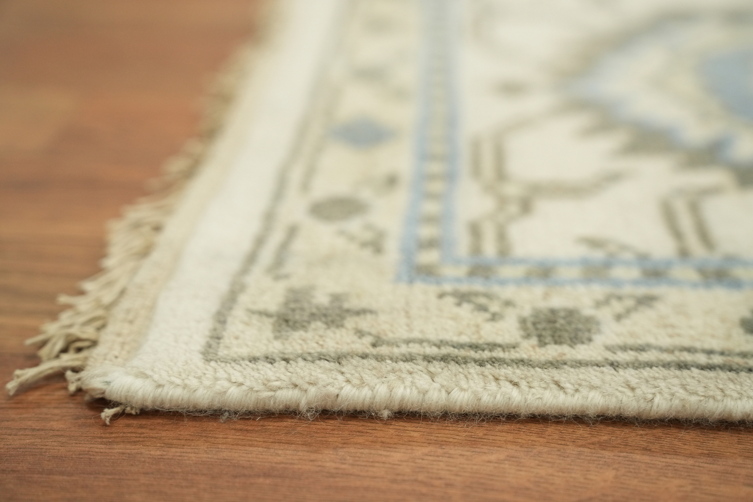 Sophisticated Traditional Rug in Cream and Blue for Elegant Spaces 8'x10'