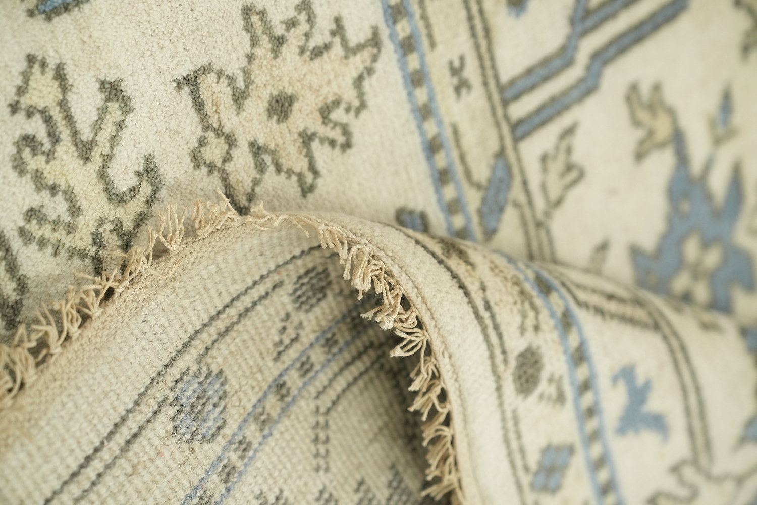 Sophisticated Traditional Rug in Cream and Blue for Elegant Spaces 8'x10'