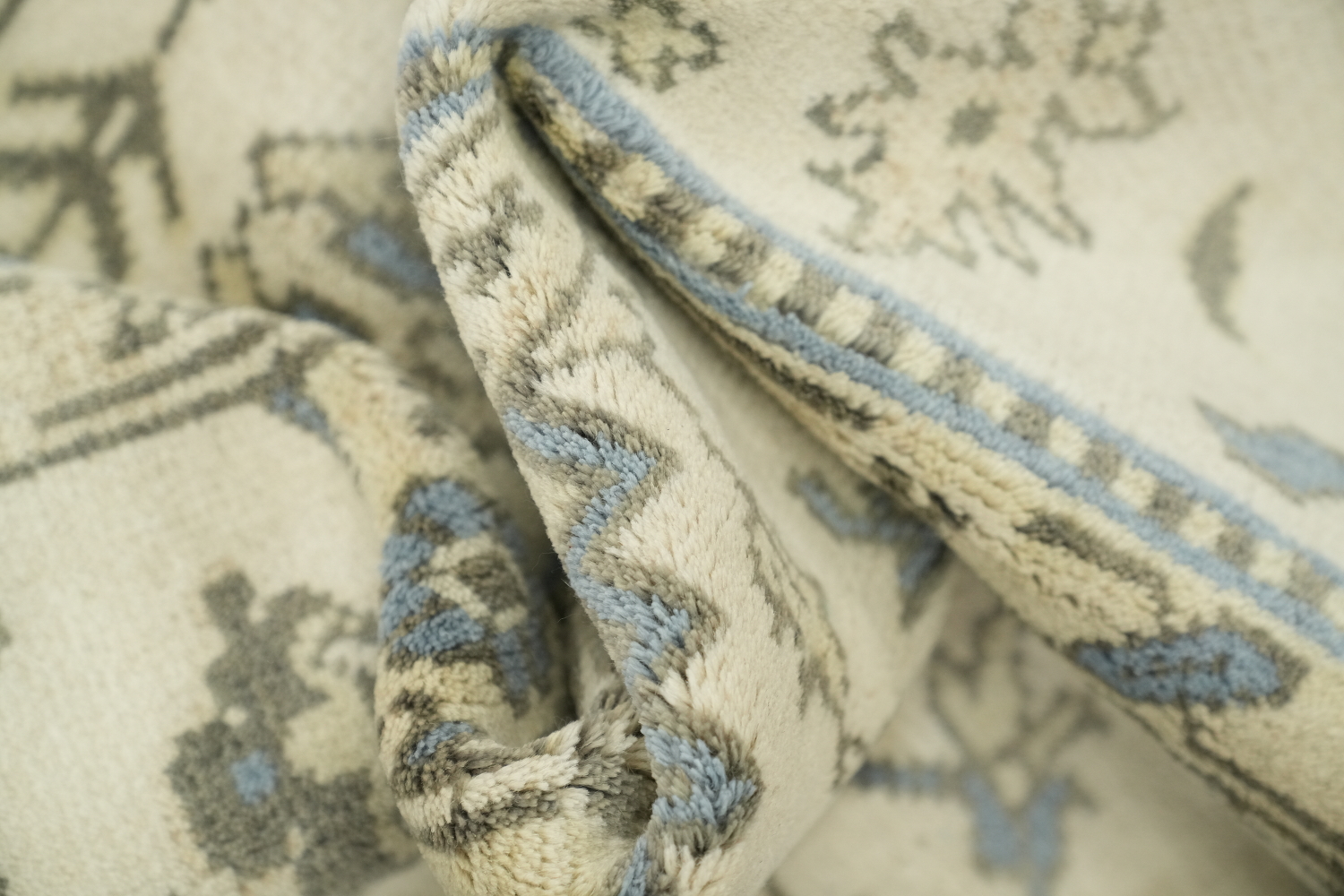 Sophisticated Traditional Rug in Cream and Blue for Elegant Spaces 8'x10'