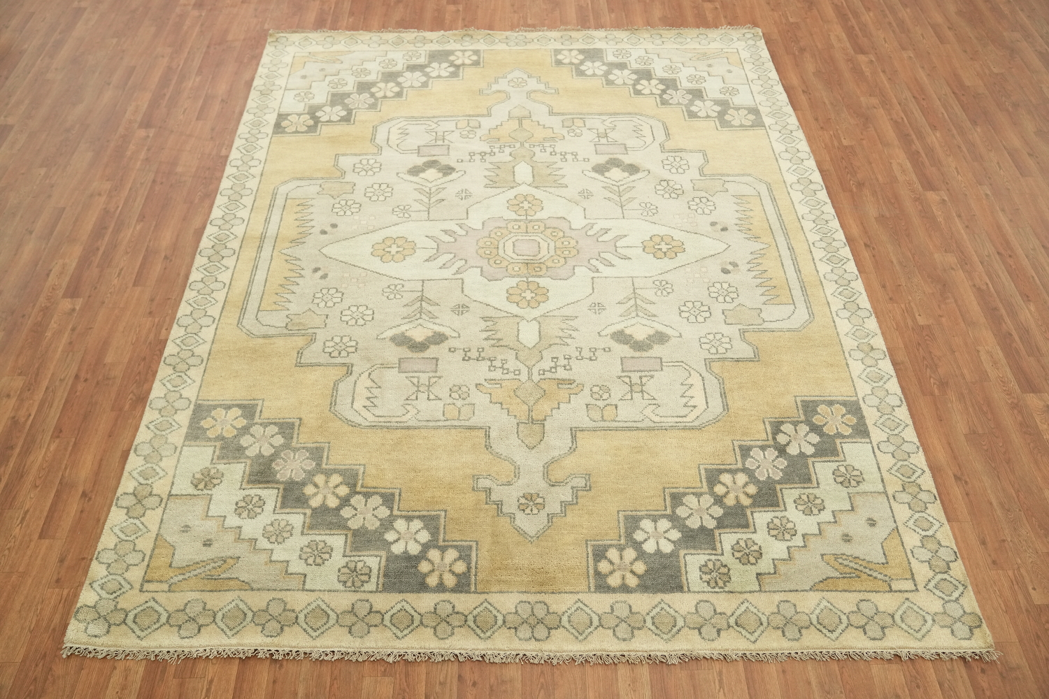 Vintage-Inspired Oushak Indian Rug Featuring Classic Motifs 8x10