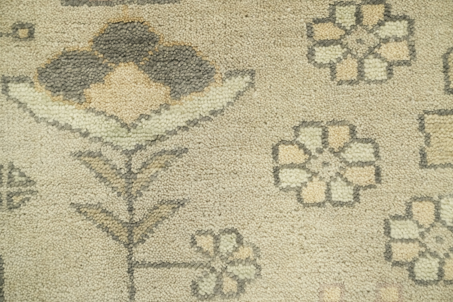 Vintage-Inspired Oushak Indian Rug Featuring Classic Motifs 8x10