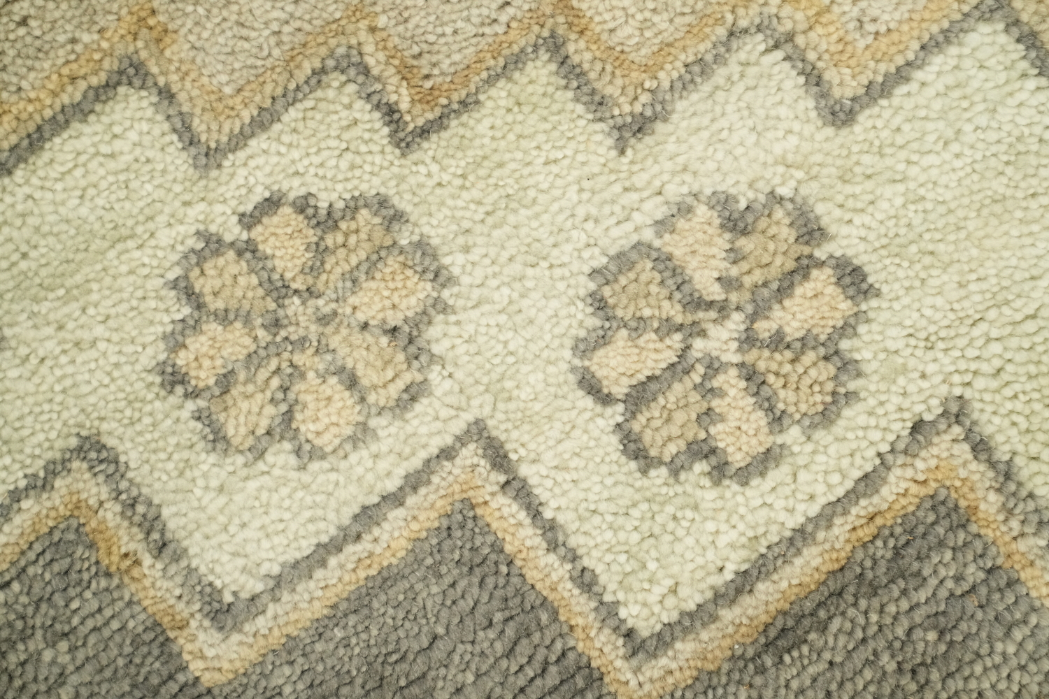 Vintage-Inspired Oushak Indian Rug Featuring Classic Motifs 8x10