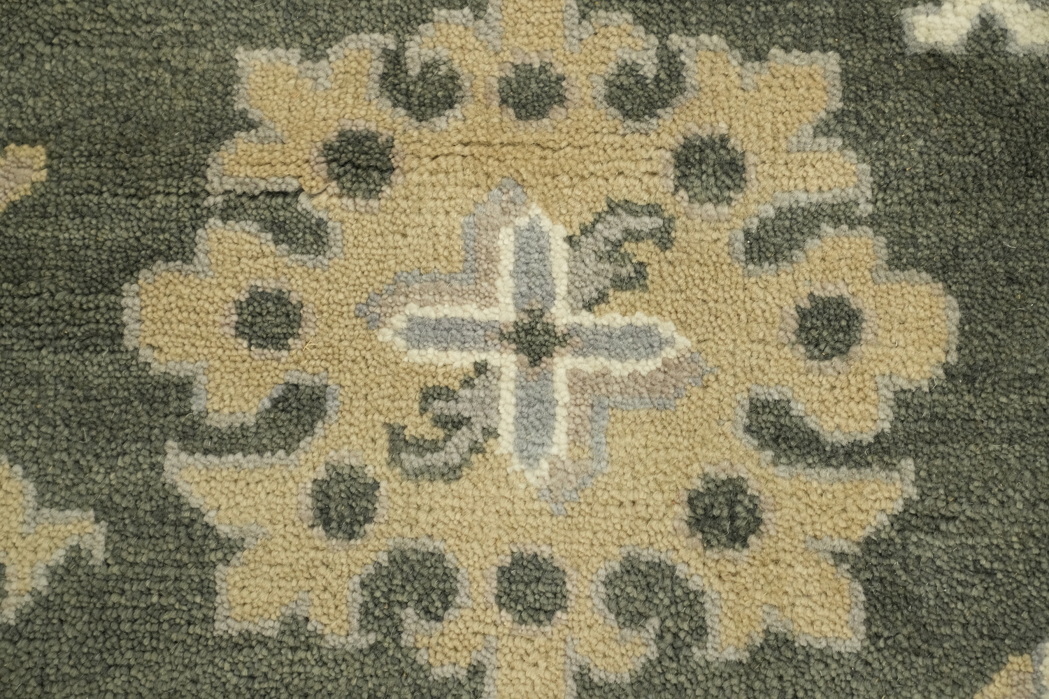 Vintage-Inspired Green and Beige Rug with Classic Floral Motifs 9x12