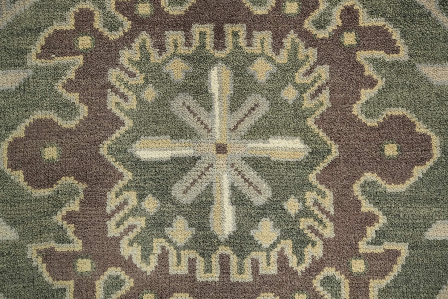Vintage-Inspired Green and Beige Rug with Classic Floral Motifs 9x12