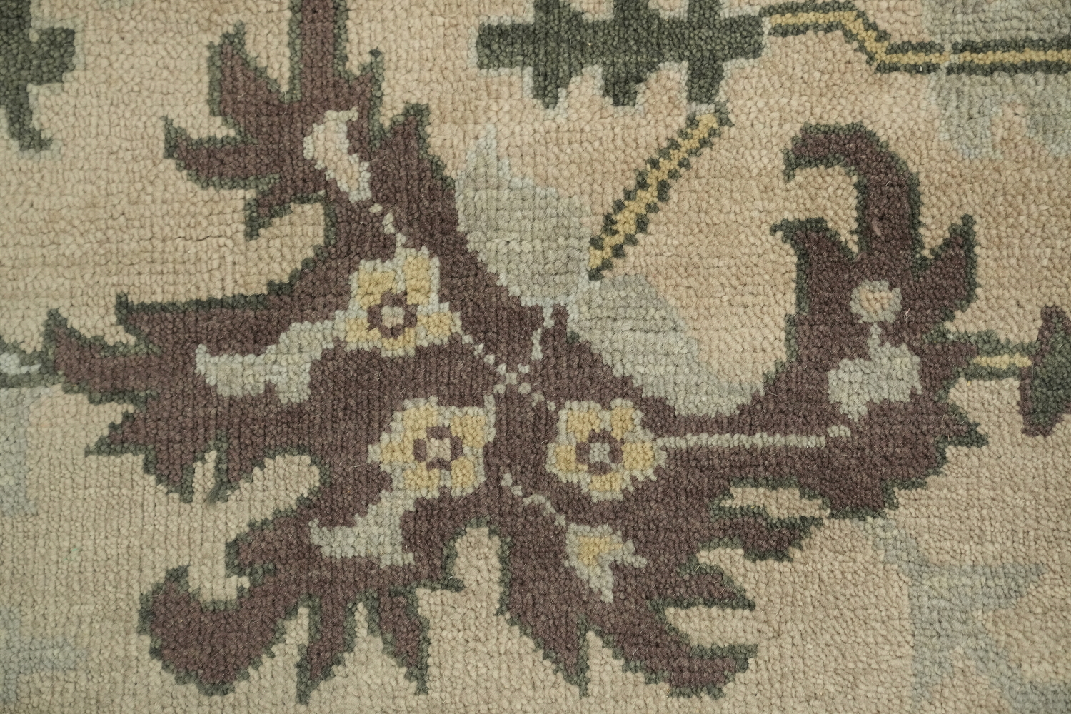Vintage-Inspired Green and Beige Rug with Classic Floral Motifs 9x12