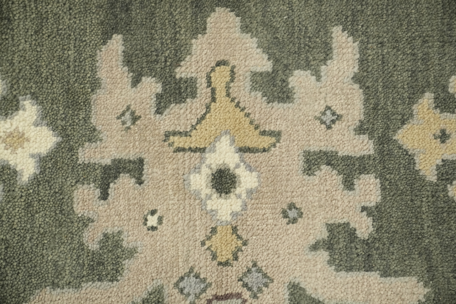Vintage-Inspired Green and Beige Rug with Classic Floral Motifs 9x12