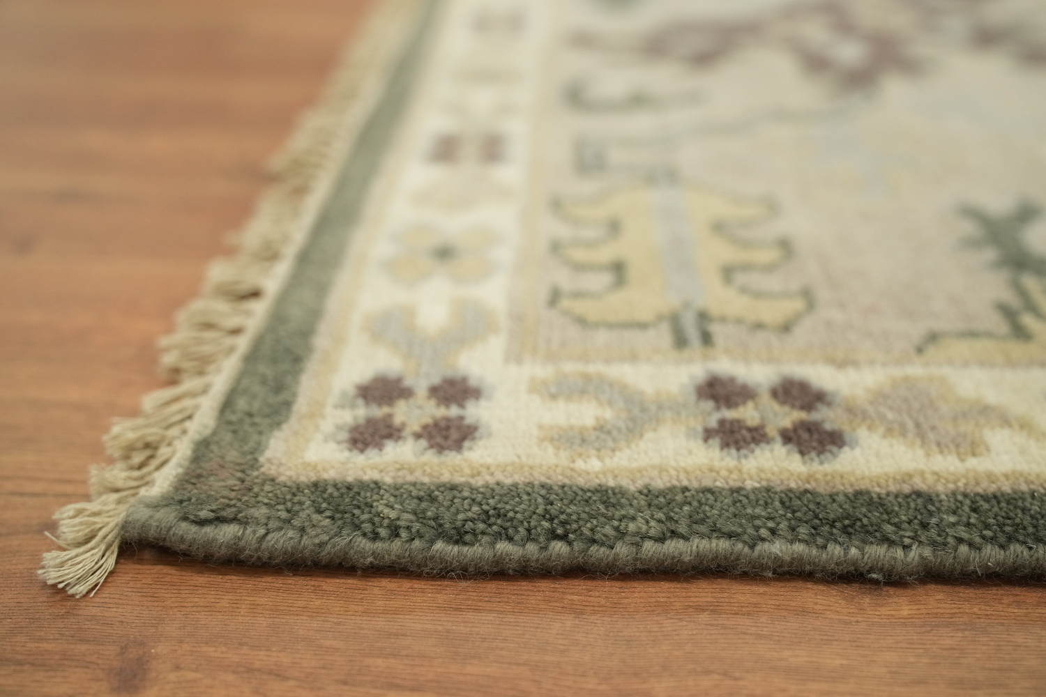 Vintage-Inspired Green and Beige Rug with Classic Floral Motifs 9x12