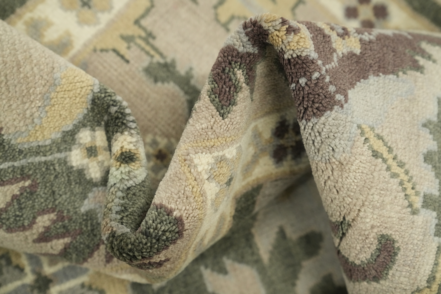 Vintage-Inspired Green and Beige Rug with Classic Floral Motifs 9x12