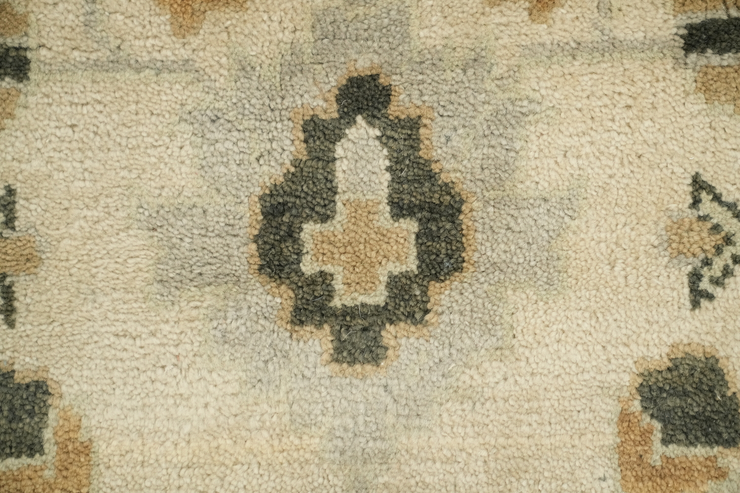 Traditional Ivory and Green Hand-Knotted Floral Pattern Rug 9x12 ft