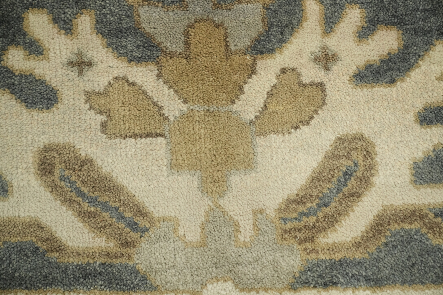9'x12' Elegant Grey and Beige Floral Patterned Area Rug