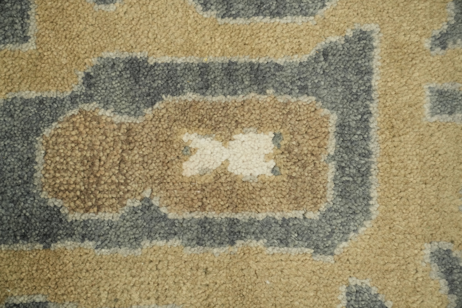 9'x12' Elegant Grey and Beige Floral Patterned Area Rug