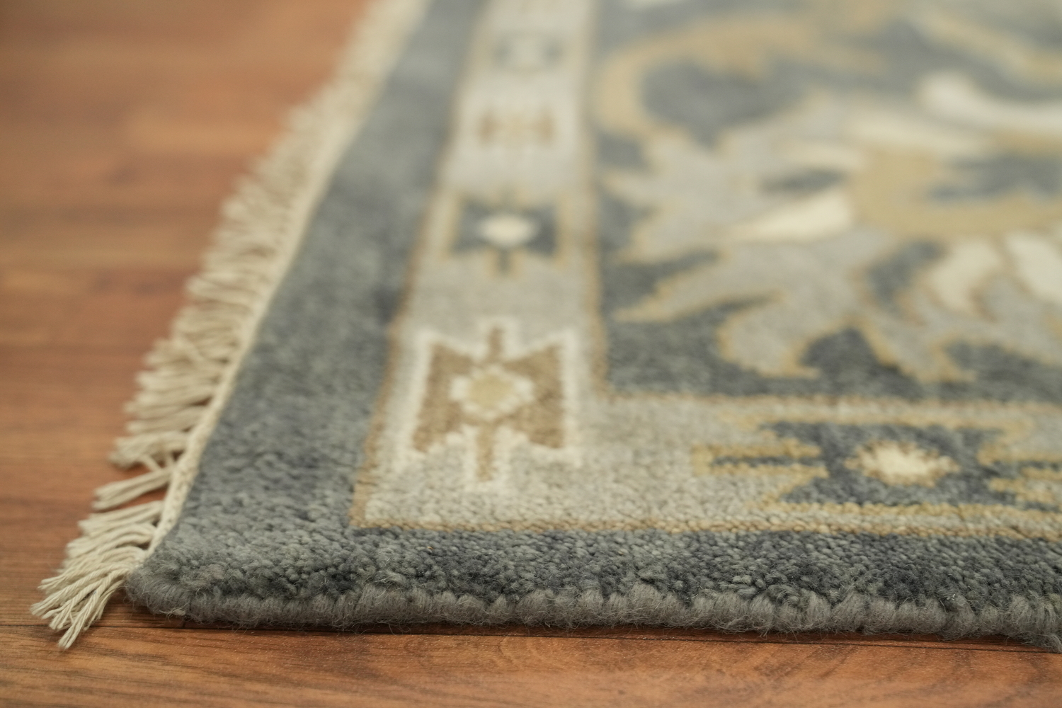 9'x12' Elegant Grey and Beige Floral Patterned Area Rug