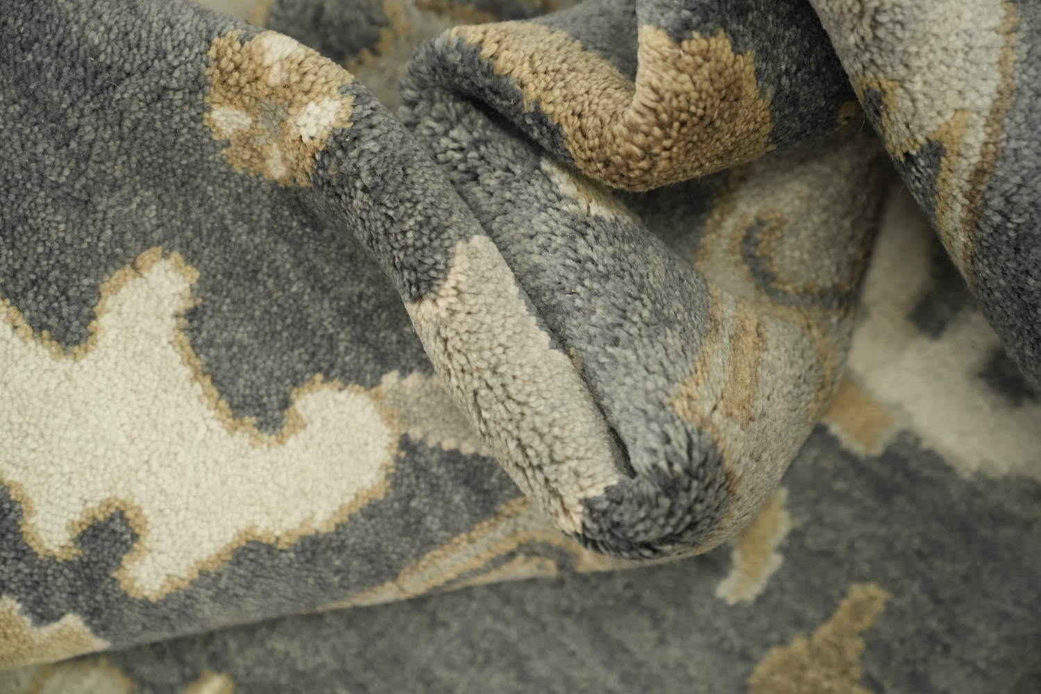 9'x12' Elegant Grey and Beige Floral Patterned Area Rug