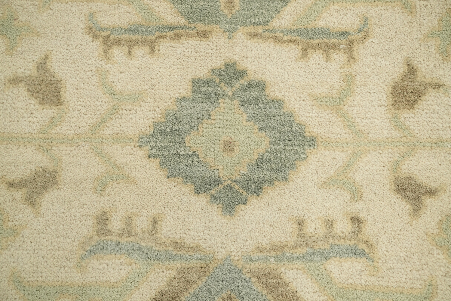 Classic Ivory Persian-style Rug with Subtle Pastel Accents 9x12 ft