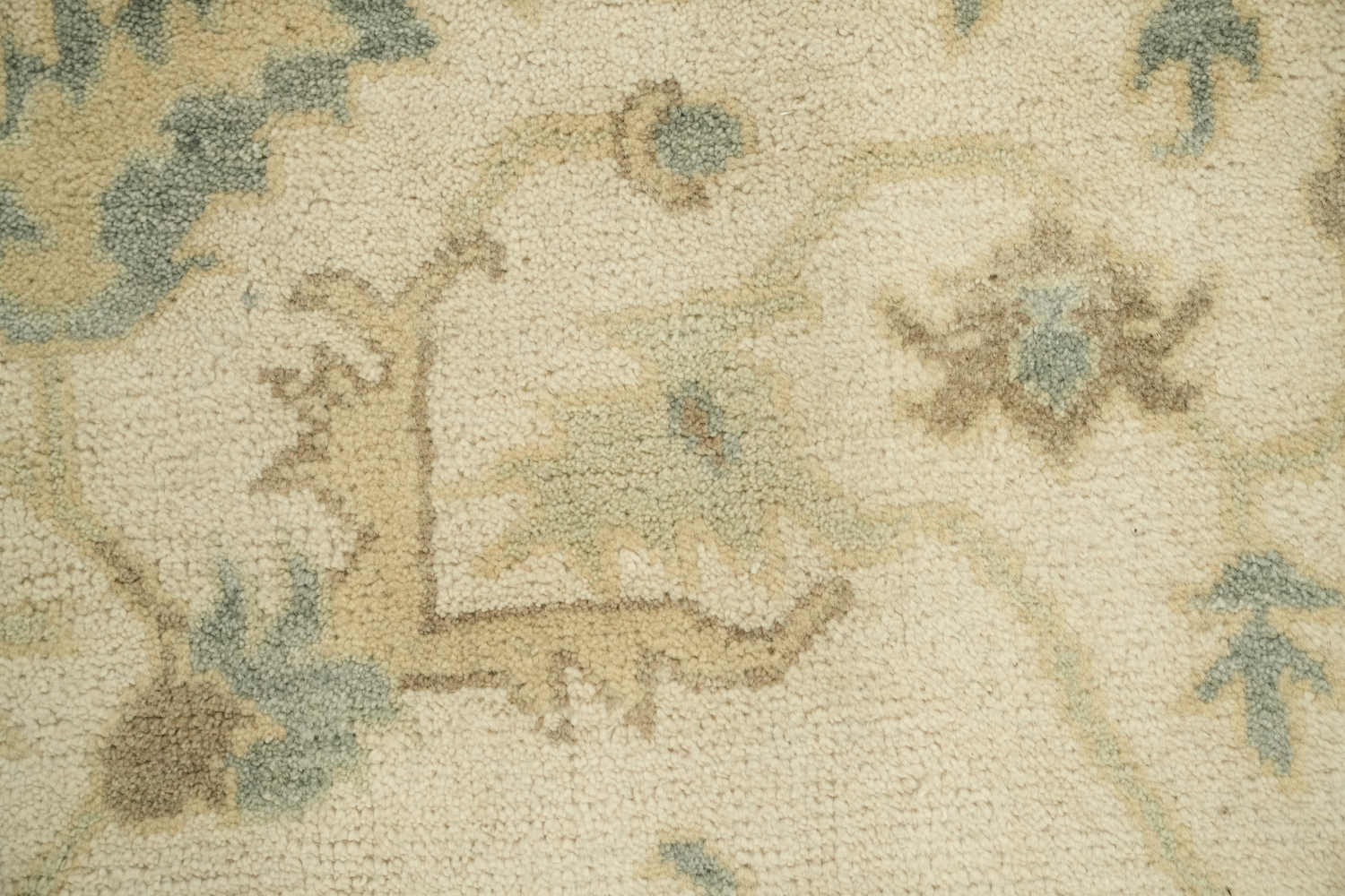 Classic Ivory Persian-style Rug with Subtle Pastel Accents 9x12 ft