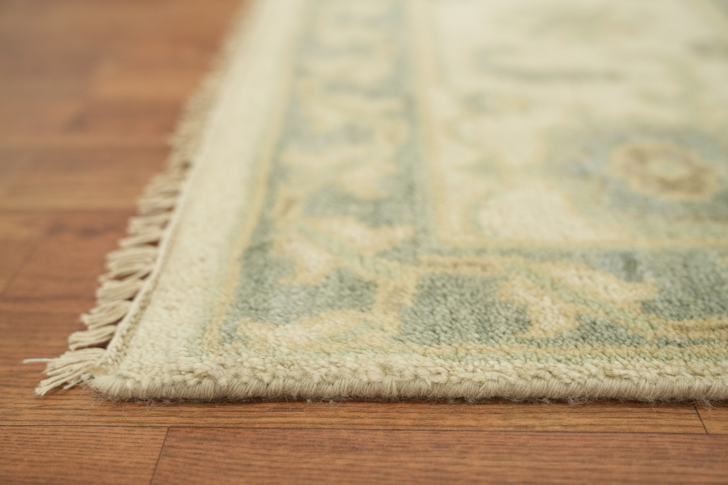 Classic Ivory Persian-style Rug with Subtle Pastel Accents 9x12 ft