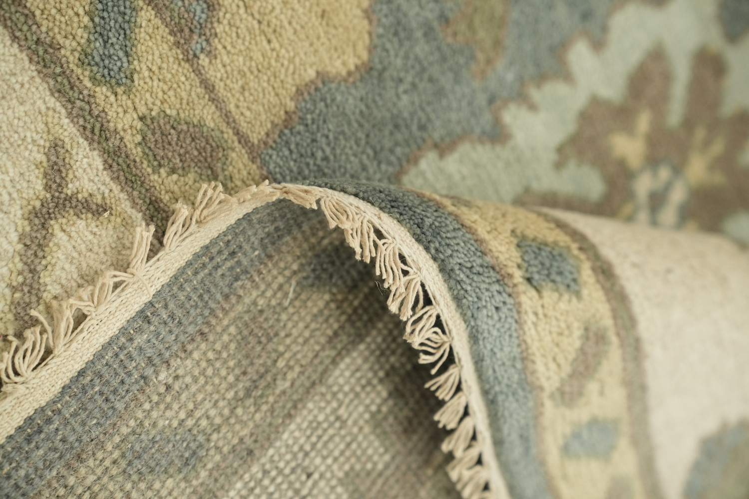 9'x12' Classic Persian-Style Rug with Muted Tones and Intricate Design