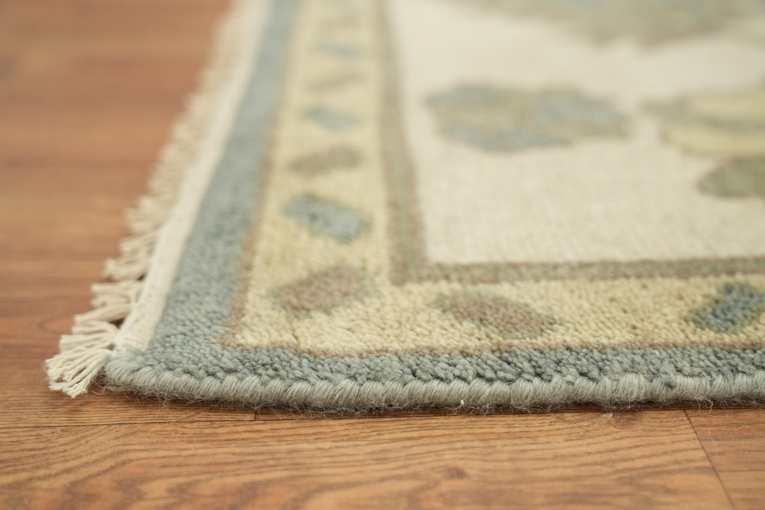 9'x12' Classic Persian-Style Rug with Muted Tones and Intricate Design