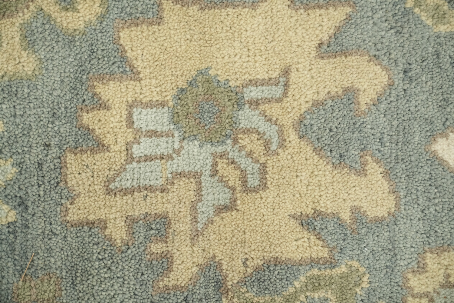 9'x12' Classic Persian-Style Rug with Muted Tones and Intricate Design