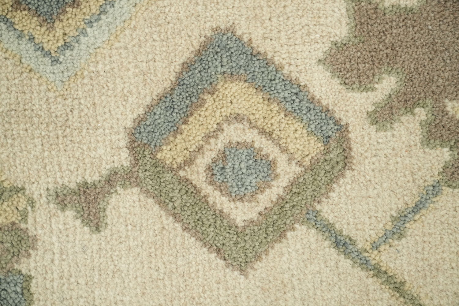 9'x12' Classic Persian-Style Rug with Muted Tones and Intricate Design