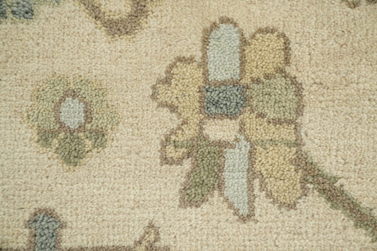 9'x12' Classic Persian-Style Rug with Muted Tones and Intricate Design