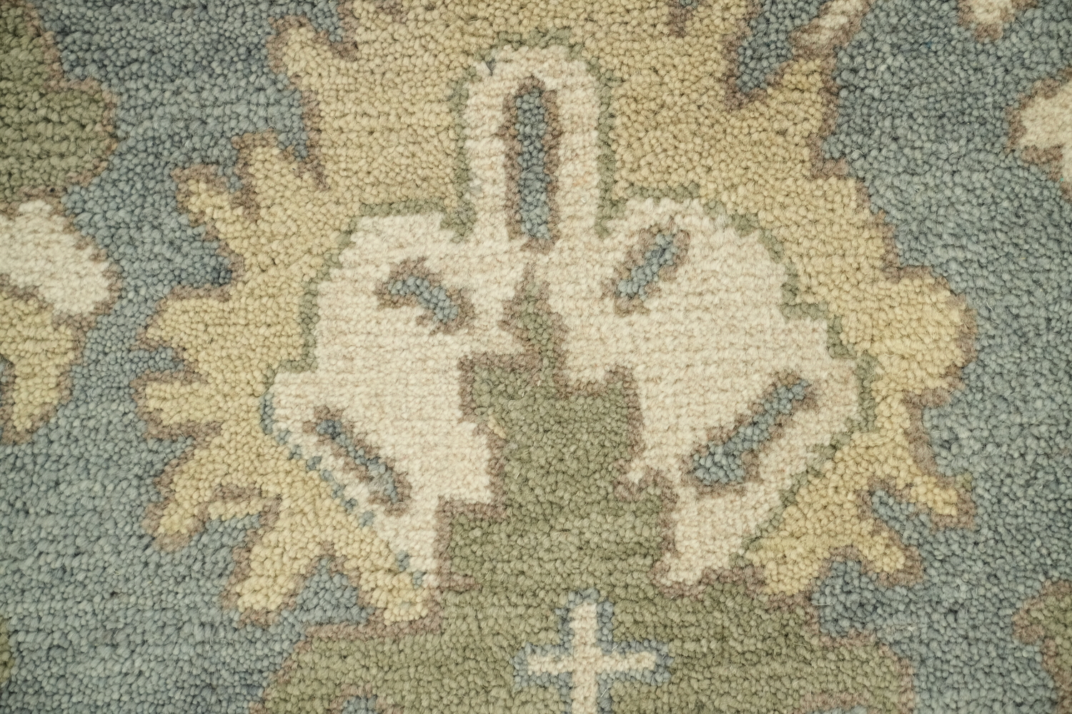 9'x12' Classic Persian-Style Rug with Muted Tones and Intricate Design