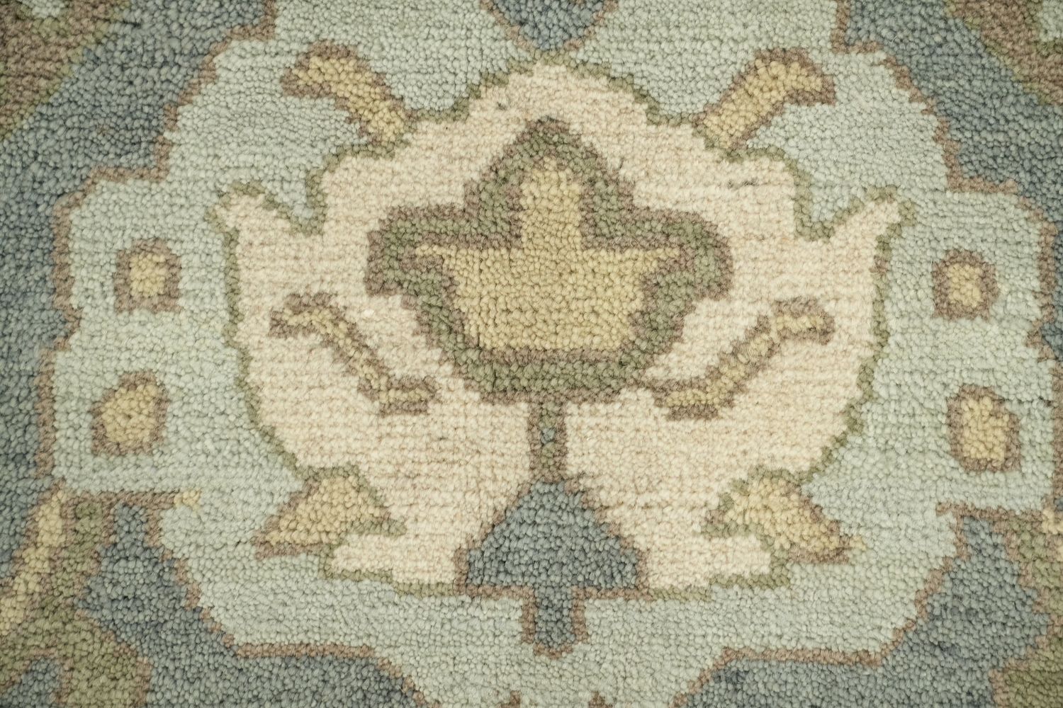 9'x12' Classic Persian-Style Rug with Muted Tones and Intricate Design