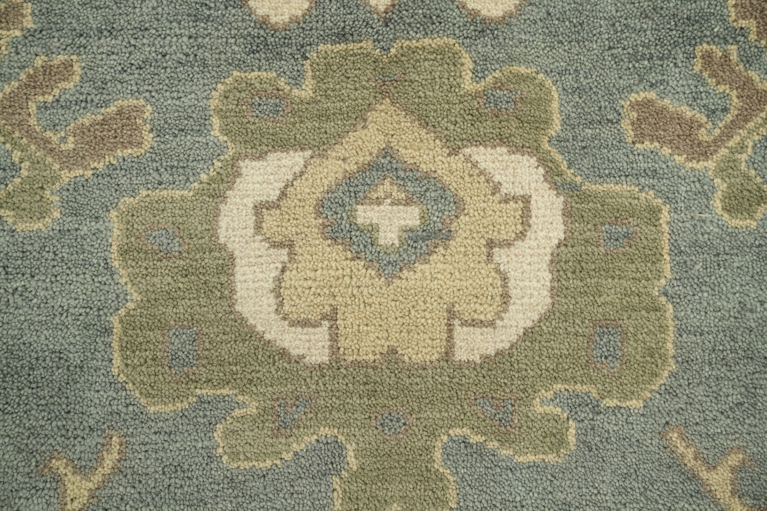 9'x12' Classic Persian-Style Rug with Muted Tones and Intricate Design