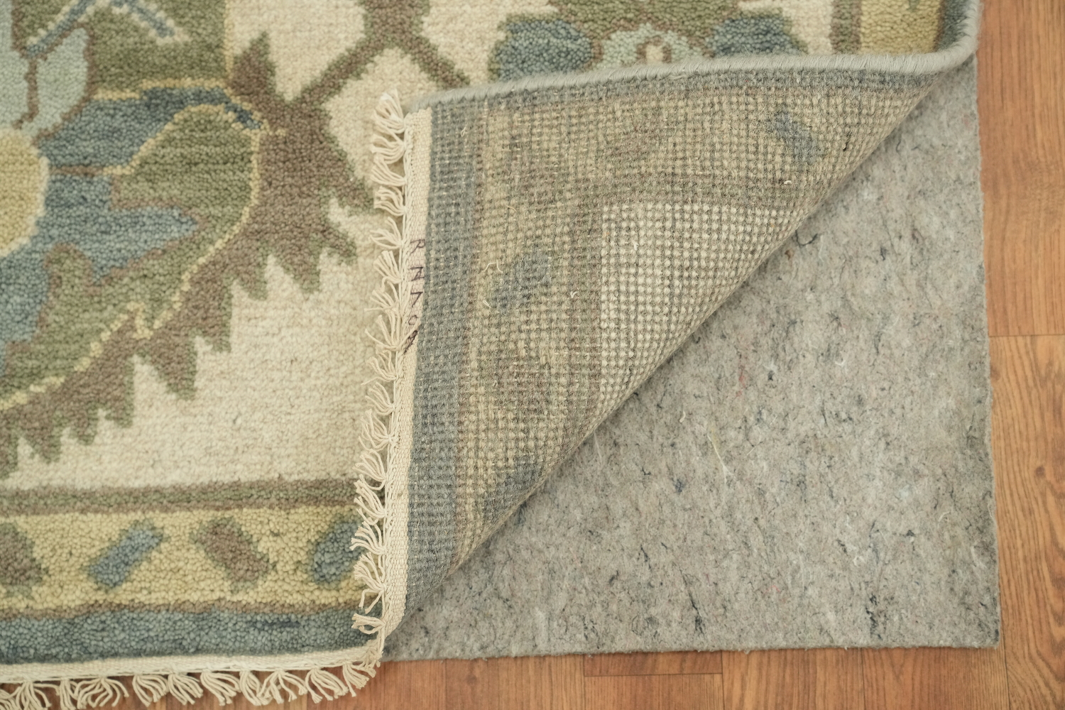 9'x12' Classic Persian-Style Rug with Muted Tones and Intricate Design
