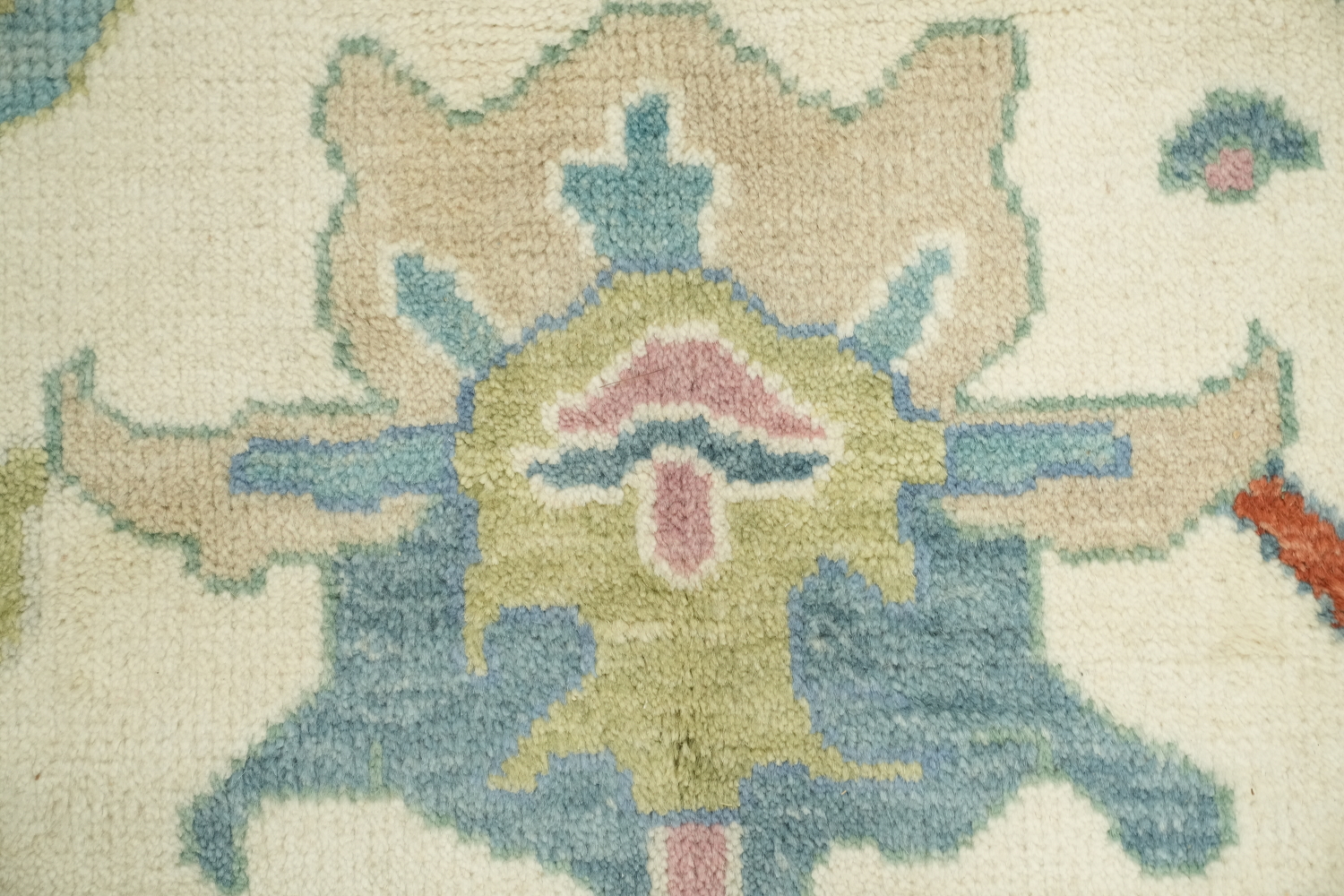 Classic Cream Oushak Rug Featuring Vintage-Inspired Ornate Patterns 8'x10'