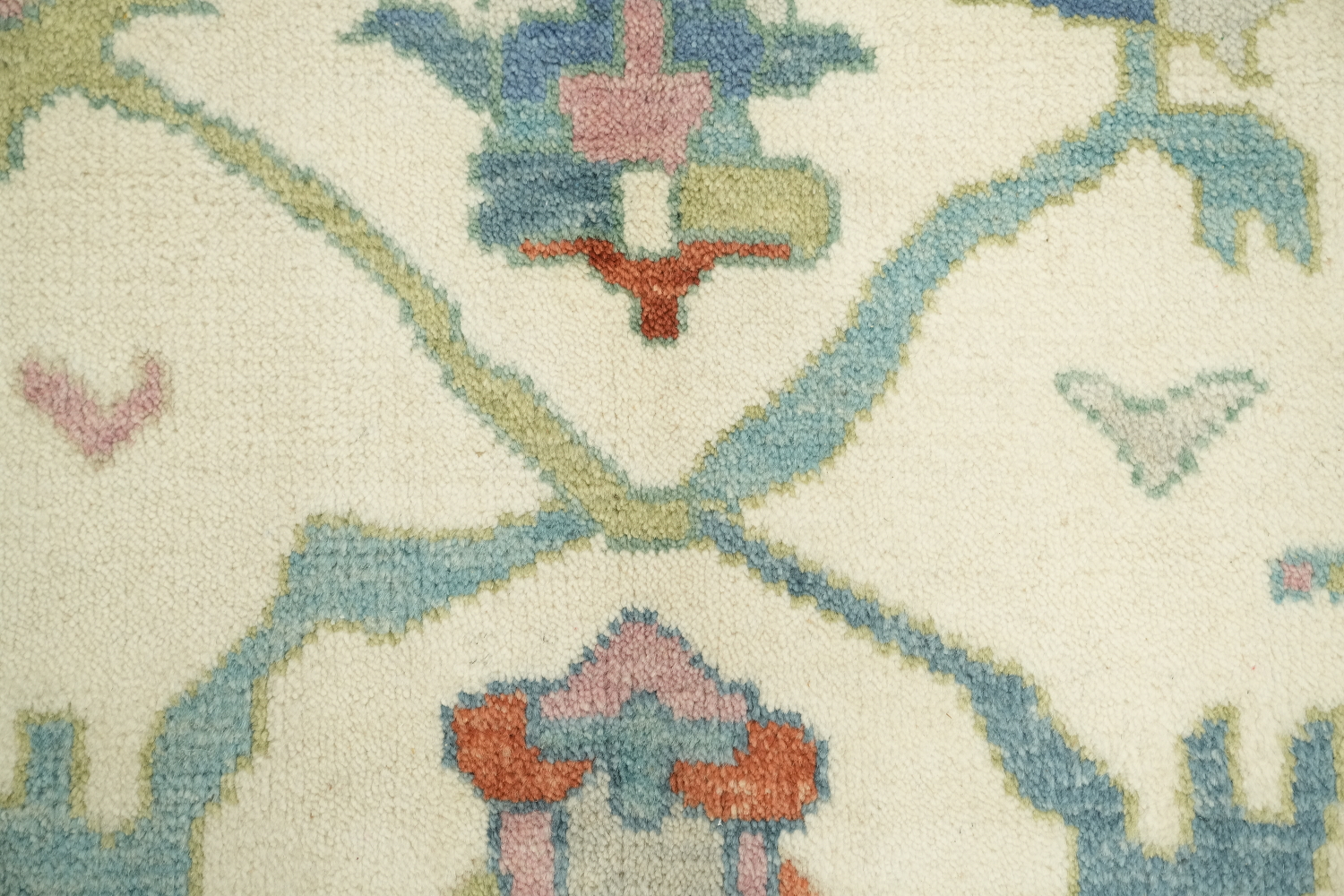 Classic Cream Oushak Rug Featuring Vintage-Inspired Ornate Patterns 8'x10'