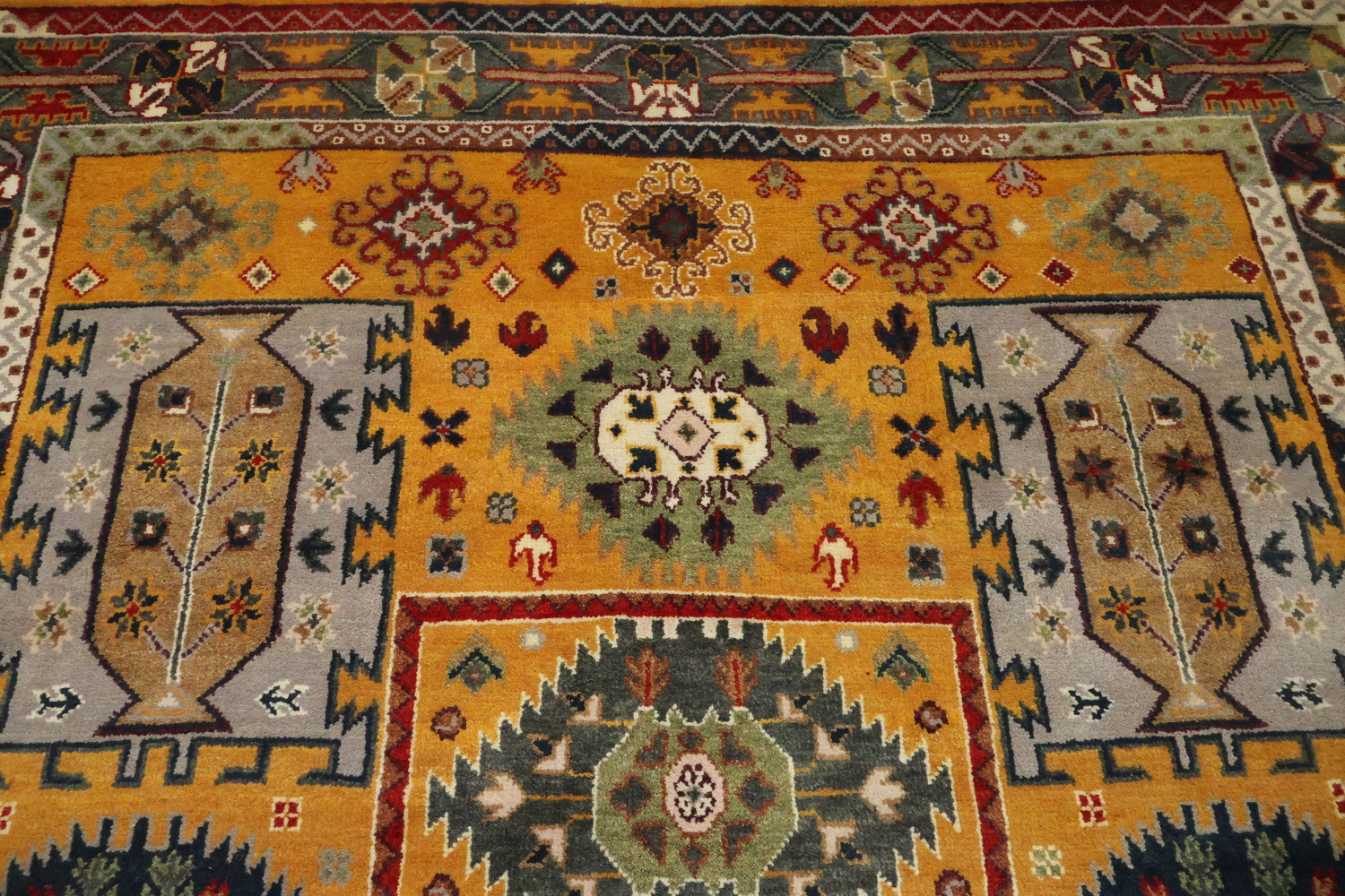 Bright and bold traditional-style Tribal Indian Area Rug 8x10 ft