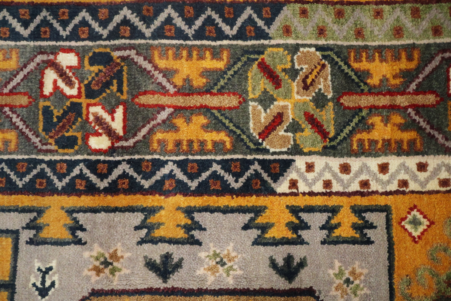 Bright and bold traditional-style Tribal Indian Area Rug 8x10 ft