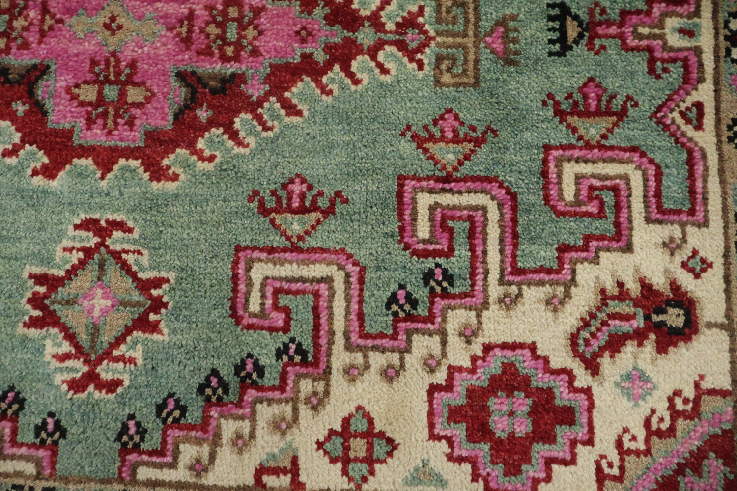 Elegant Turquoise and Coral Viss Indian Area Rug 6'x9'