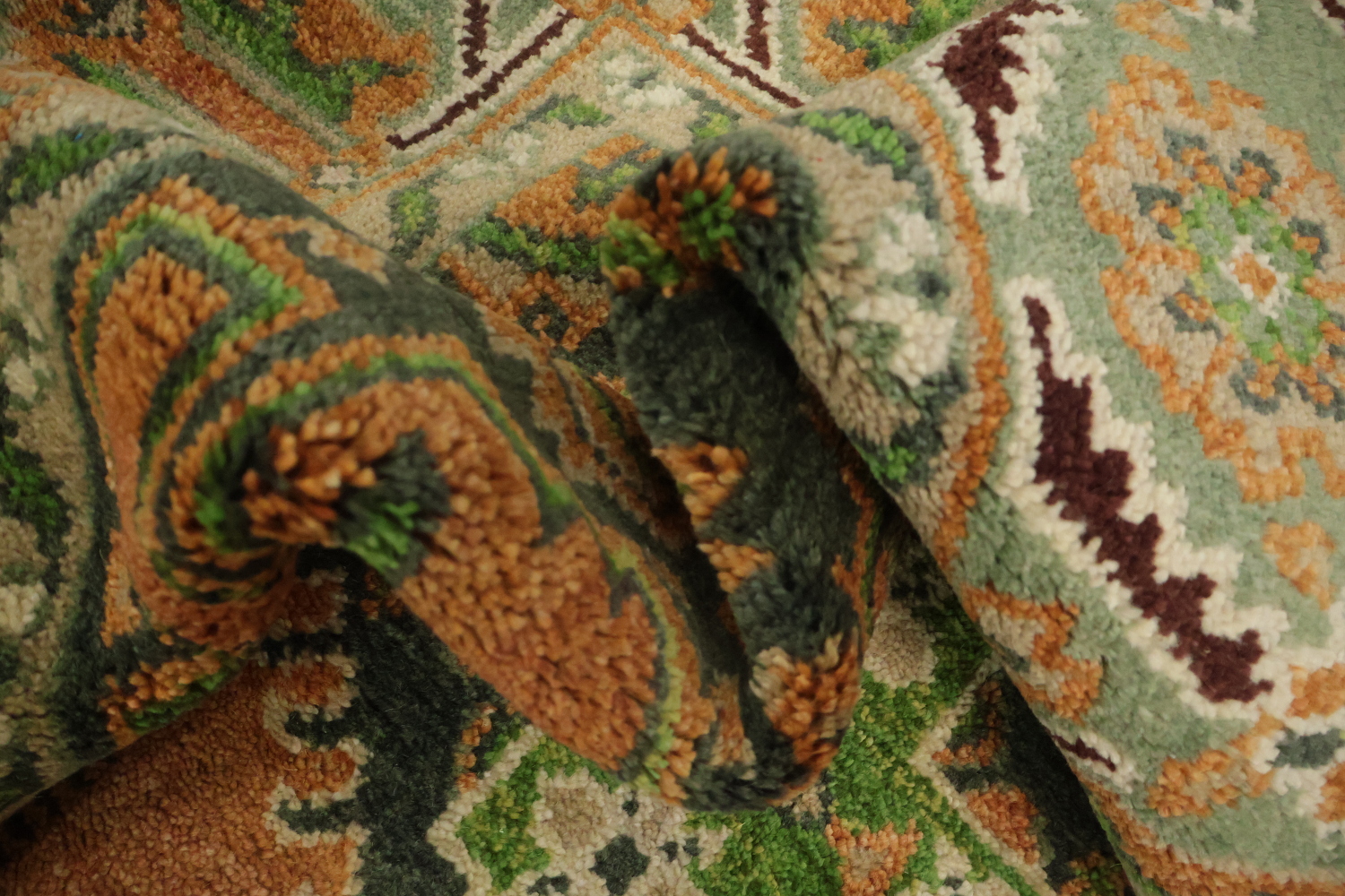 Elegant Orange and Green Viss Rug with Intricate Pattern Design 6'x9'