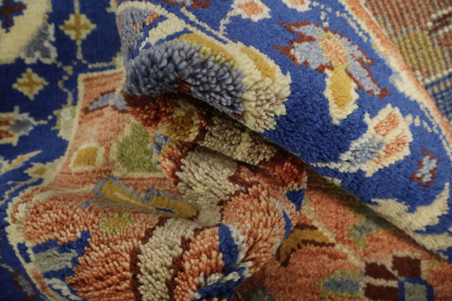 Intricate Floral Orange Rug with Vibrant Blue Border Accent 5'x7'