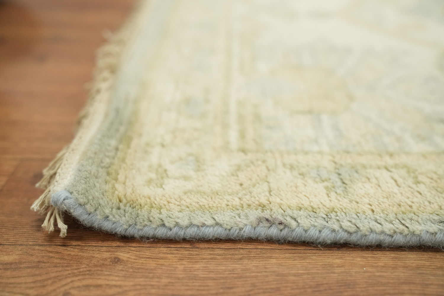 Elegant Cream and Blue Rug with Intricate Floral Pattern 8'x10'