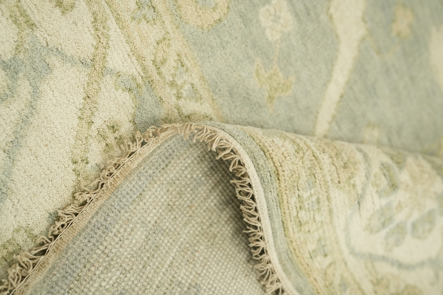 Elegant Cream and Blue Rug with Intricate Floral Pattern 8'x10'
