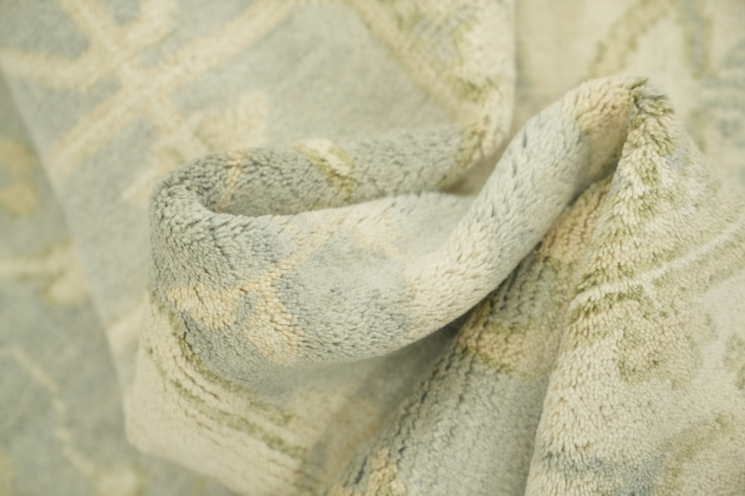 Elegant Cream and Blue Rug with Intricate Floral Pattern 8'x10'