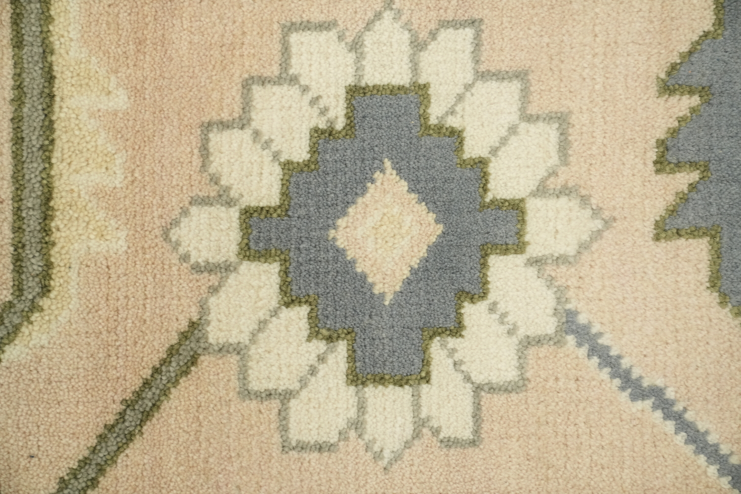 Traditional Area Rug in Subtle Tones and Delicate Motifs 9'x12'