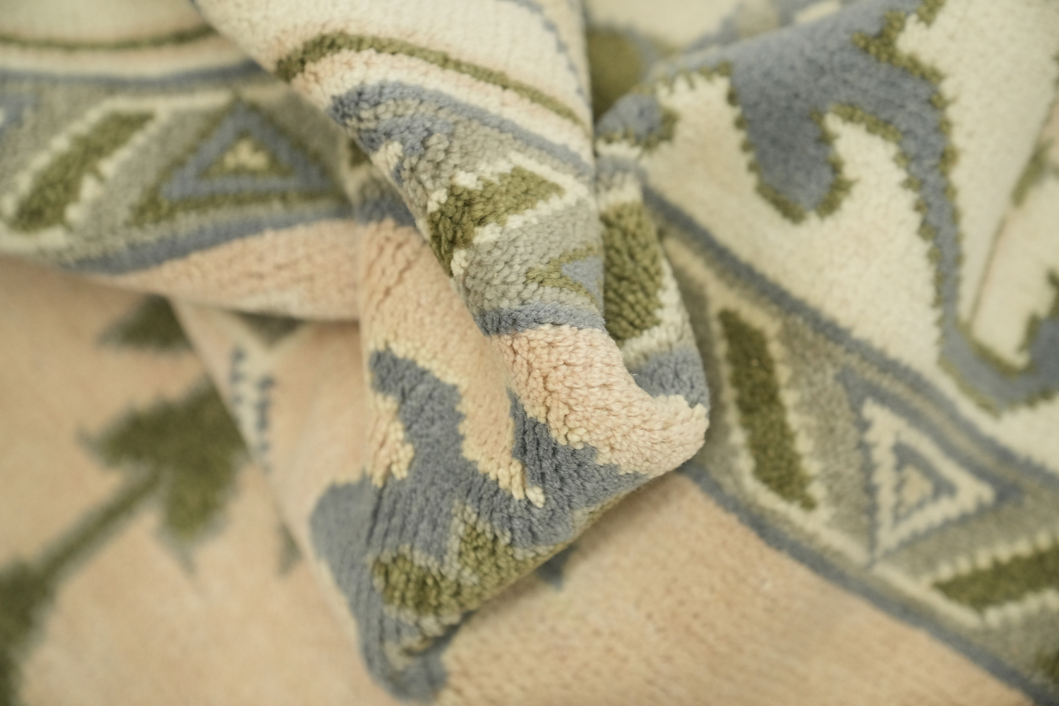 Traditional Area Rug in Subtle Tones and Delicate Motifs 9'x12'