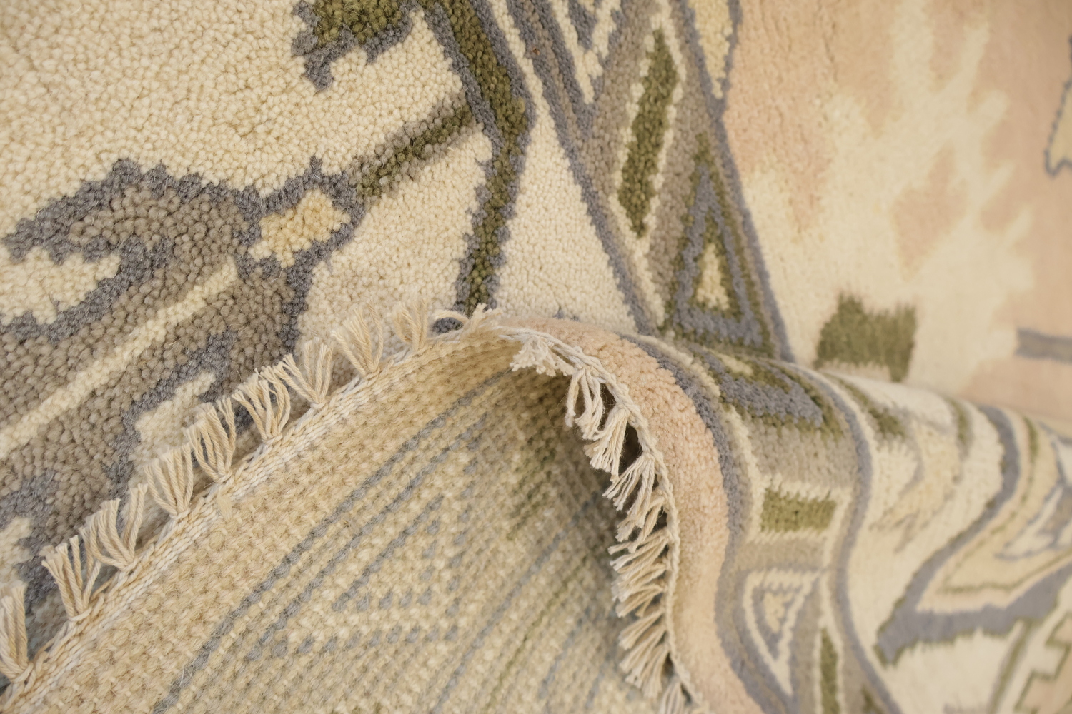 Traditional Area Rug in Subtle Tones and Delicate Motifs 9'x12'