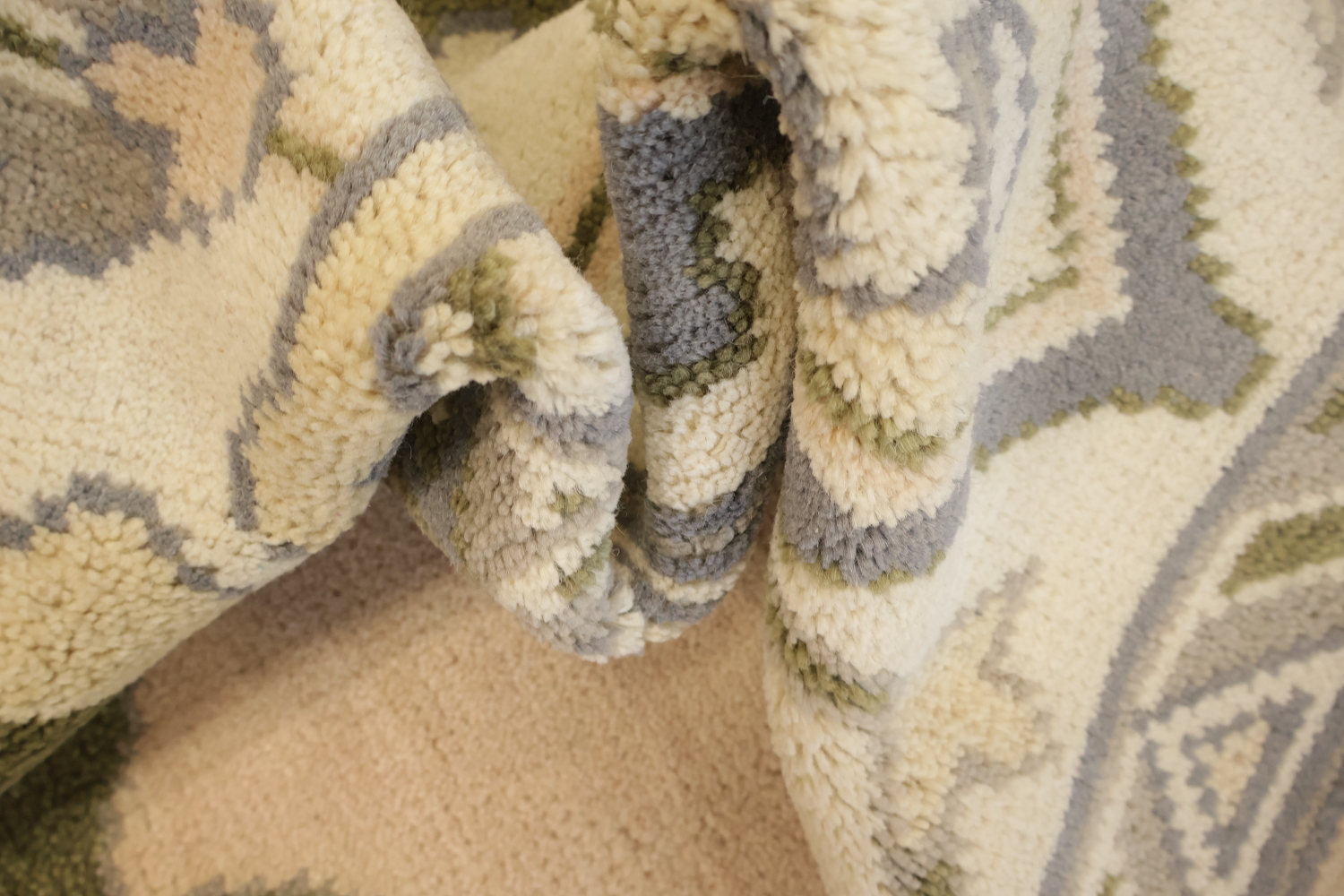 Traditional Area Rug in Subtle Tones and Delicate Motifs 9'x12'