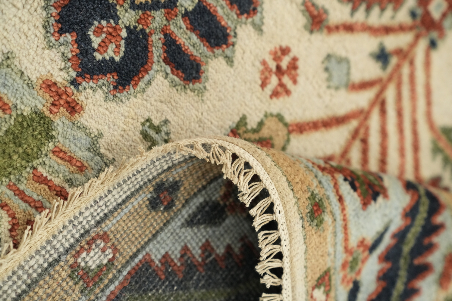 8'x10' Vintage-Inspired Rug with Earthy Tones and Classic Patterns