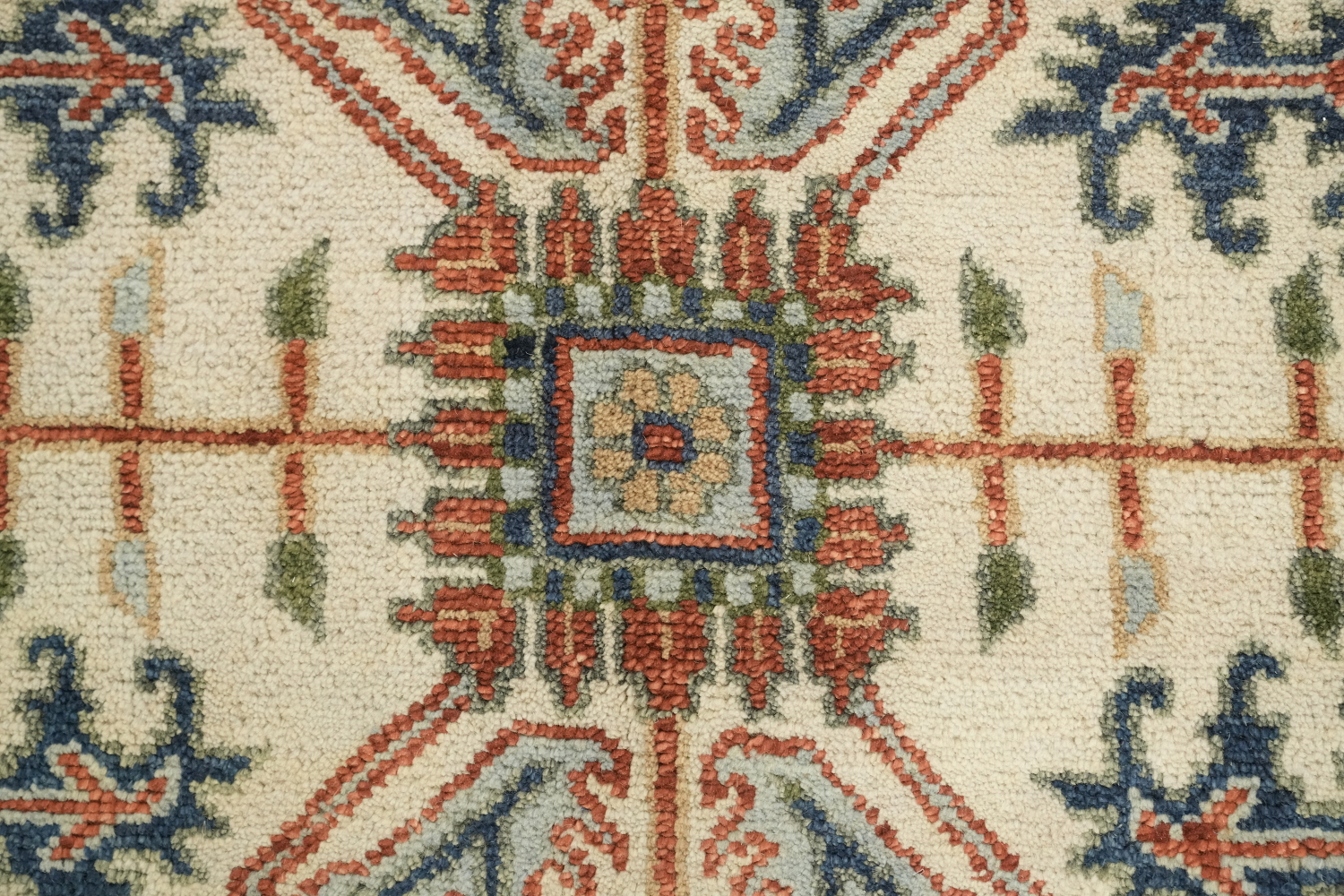 8'x10' Vintage-Inspired Rug with Earthy Tones and Classic Patterns