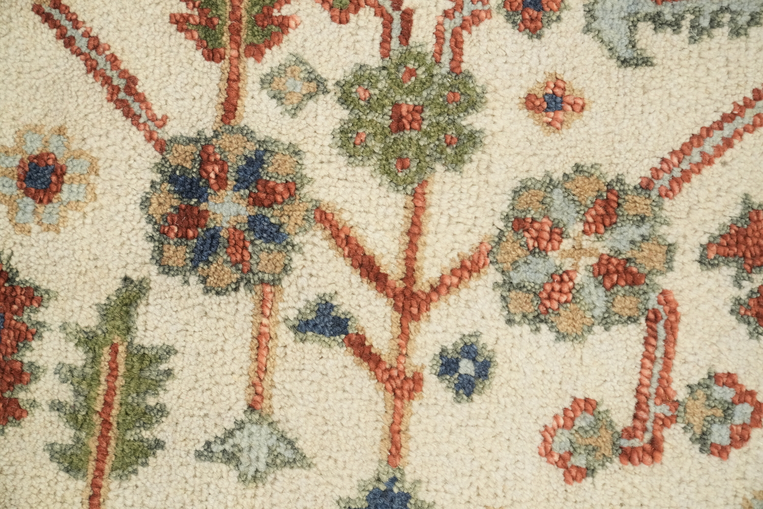 8'x10' Vintage-Inspired Rug with Earthy Tones and Classic Patterns