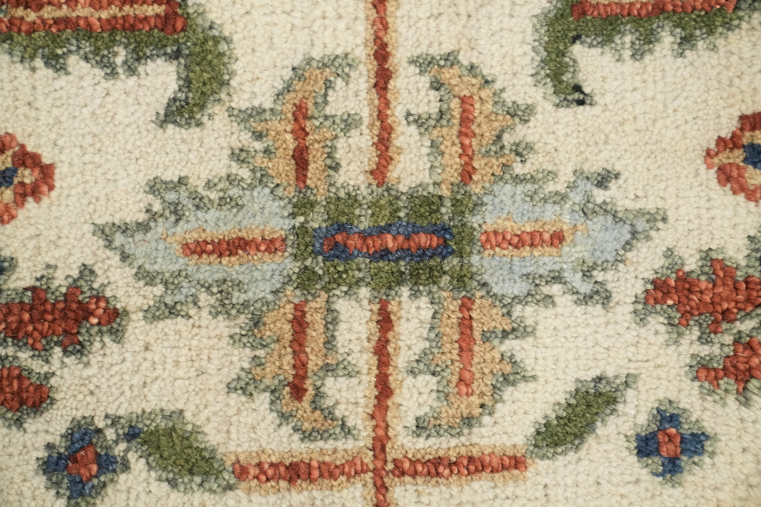 8'x10' Vintage-Inspired Rug with Earthy Tones and Classic Patterns
